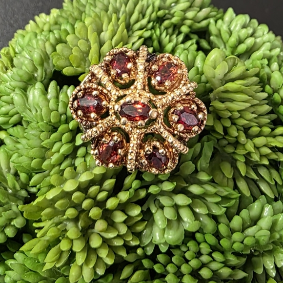 Watch Video / Heavy 14K Gold Garnet Ring: A Burst of Radiant Luxury - Picture 16 of 17